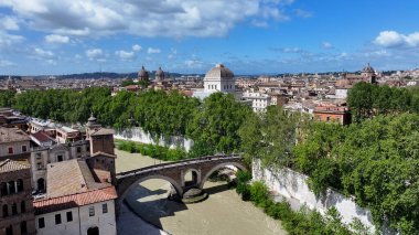 Roma 'da gökyüzü Lazio İtalya' da. Şehir merkezinin modern binalarla dolup taşması. Şehir Gökyüzü Bulutları Şehir Arkaplanı. Şehir merkezinde geniş bir altyapı var. Roma Lazio.