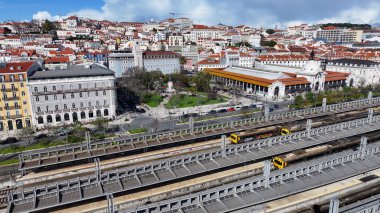 Lizbon 'daki Lizbon Skyline. Şehirdeki Şehir Tren İstasyonu 'nun Ulaşım Merkezi. İş Bulutları Gökyüzü Şehir Merkezi. Özgeçmişleri meşhurdur. Lizbon Portekiz.