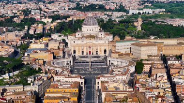 Roma 'da günbatımı Vatikan Şehri Lazio İtalya. Skyline 'a hükmeden kilise binasının havadan görünüşü. Peyzaj Gökdelenleri İnşa Etmek İnanılmaz. Şehir Endüstri Şirketi. Roma Lazio.