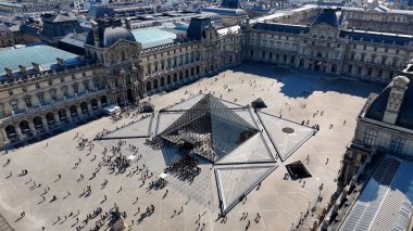 Paris 'teki Louvre Müzesi Ile De France. Highrise Binası şehir merkezinin siluetine hükmediyor. İş Bulutları Gökyüzü Şehir Merkezi. Özgeçmişleri meşhurdur. Fransa ile Paris.