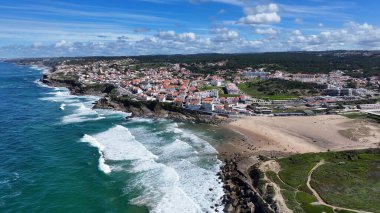 Portekiz 'in Sintra Lizbon bölgesindeki Apple Plajı. Büyüleyici Tropikal Sahne Sahnesi Yukarıdan Görünüyor. Sahil Gökyüzü Sahil Kıyısı Yaz Zamanı. Sahil Sahil Sahili Panoramik. Sintra Lizbon Bölgesi.
