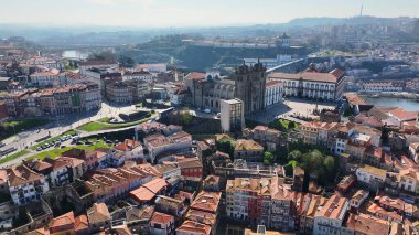 Porto Portekiz 'de Se Do Porto. Şehir merkezindeki Landmark Ortaçağ binasının havadan görünüşü. Günbatımı Bulutları Şehir Merkezi Şehir Merkezi. Yukarıda Sunset Outdoor 'da. Porto Portekiz.