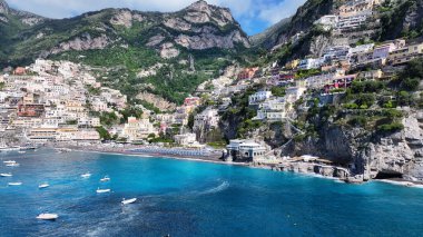 Positano Salerno İtalya 'daki Amalfi Sahili. Büyüleyici Tropikal Sahne Sahnesi Yukarıdan Görünüyor. Cennet Skyline Idyllic göz kamaştırıcı. Paradise Rıhtım Sahili. Positano Salerno.