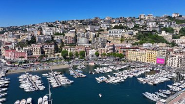 Napoli 'nin silueti Napoli Campania İtalya' da. Büyüleyici Tropikal Sahne Sahnesi Yukarıdan Görünüyor. İş Bulutları Gökyüzü Şehir Merkezi. Panoramik Şehir. Napoli Campania.