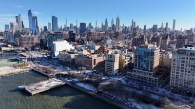 New York Skyline Manhattan 'da New York Birleşik Devletlerinde. İnanılmaz Skysraper 'lar ve caddedeki trafik yukarıdan izleniyor. Şehir merkezindeki iş dünyası. Şehir merkezinin dışında Panning Wide 'da. Manhattan New York.