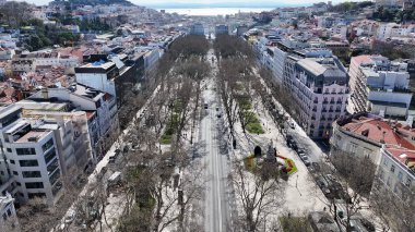 Lizbon Büyükşehir Bölgesi Portekiz 'deki Özgürlük Bulvarı. Yüksek katlı binaların ve şehir yaşamını gösteren trafik gösterilerinin havadan görüntüsü. Altyapı Skyline Panoramik Şehir Görünümü Muhteşem.