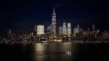 Manhattan 'da gece New York Skyline New York Birleşik Devletleri. Kuşlar, sokaklar ve binalarla çarpıcı şehir manzarasına bakıyor. Peyzaj Alanı Ticari Binası İnanılmaz.