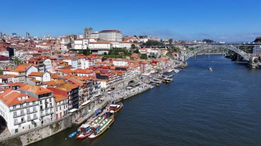 Porto Portekiz 'deki Ribeira Rıhtımı. Turkuaz Okyanus Dalgaları Tropik Sahile Yavaşça Çarpıyor. Metropolitan Skyline Binaları Güzel. Bina Mimarlık Şirketi. Porto Portekiz.