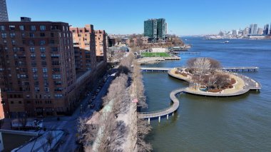 Jersey City, New Jersey 'deki Sinatra Parkı. Yeşillik ağaçlarıyla çevrili yeşil alanın havadan görünüşü. Şehir merkezindeki İş Gökyüzü Arkaplanı. Şehir Merkezi Panoramik Şirketi.