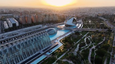 Valencia İspanya 'daki Bilim Müzesi. Şehir merkezinin modern binalarla dolup taşması. Günbatımı Bulutları Şehir Merkezi Şehir Merkezi. Şehir merkezinde Sunset Exterior. Valencia İspanya.