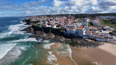 Lizbon 'un Sintra bölgesindeki Macas Plajı. Turkuaz Okyanus Dalgaları Tropik Sahile Yavaşça Çarpıyor. Cennet Peyzajı Gezgin Şehveti. Cennet Sahili. Lizbon Sintra Bölgesi.