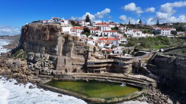 Azenhas, Lizbon 'un Sintra Bölgesi' ndeki Mar Plajı 'nda. Turkuaz Okyanus Dalgaları Tropik Sahile Yavaşça Çarpıyor. Altyapı Skyline Panoramic City View Awesome. Altyapı Şehir Manzarası.