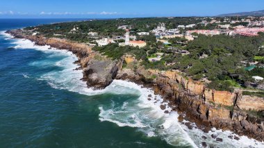 Cascais Lizbon Bölgesi, Portekiz 'deki Guia Deniz Feneri. Mavi gökyüzüne karşı ayakta duran deniz fenerinin kuş bakışı görüntüsü. Cennet Adası Skyline Idyllic Güzeli. Cennet Adası Denizi.