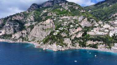 Positano Salerno İtalya 'daki Amalfi Sahili. Turkuaz Okyanus Dalgaları Tropik Sahile Yavaşça Çarpıyor. Sahil Gökyüzü Sahil Kıyısı Yaz Zamanı. Deniz kenarındaki panoramik. Positano Salerno.