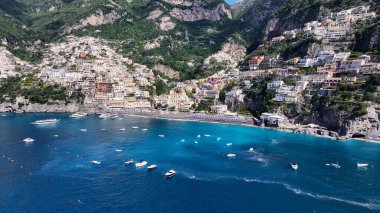 Positano Salerno İtalya 'daki Amalfi Sahili. Kristal berrak sularla sersemletici sahilin havadan görünüşü. Shore Clouds Plaj Denizi. Shore Beach Sahili Sahil Hattı. Positano Salerno.