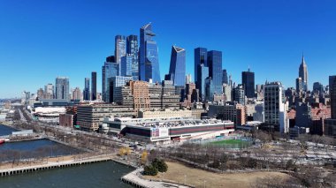 New York Skyline Manhattan 'da New York Birleşik Devletlerinde. Kuşlar, sokaklar ve binalarla çarpıcı şehir manzarasına bakıyor. Endüstriyel Peyzaj Ticari Binası Güzel.