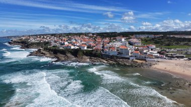 Lizbon 'un Sintra bölgesindeki sahil köyü. Şehir merkezinin modern binalarla dolup taşması. Shore Sky Clouds Plaj Denizi. Uluslararası Plaj Panoraması. Lizbon Sintra Bölgesi.