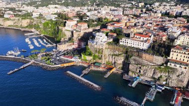 Sorrento 'da Sorrento Sahili, Napoli İtalya. Bereketli bir tropikal sahil manzarasının nefes kesici görüntüsü. Shore Sky Clouds Plaj Denizi. Uluslararası Plaj Panoraması. Sorrento Napoli.