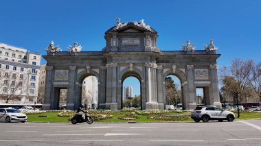 Madrid 'deki Puerta de Alcala' da. Şehrin ünlü bölgesindeki ortaçağ binasının kuş bakışı görüntüsü. Şehir Gökyüzü Arkaplanı Kentsel. Şehrin yukarısında. Madrid İspanya.