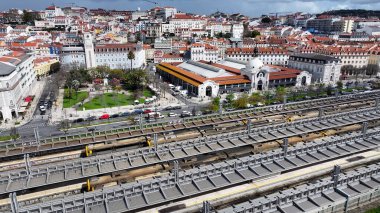 Lizbon 'daki Lizbon Skyline. Şehirdeki Şehir Tren İstasyonu 'nun Ulaşım Merkezi. Metropolitan Skyline Binaları Güzel. Bina Mimarlık Şirketi. Lizbon Portekiz.