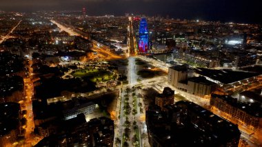 Barselona Katalonya İspanya 'da Gece Barselona Skyline. Çağdaş binalarla dolu şehir merkezinin havadan görünüşü. İnşaat Sanayi Peyzajı Ticari Binası Canlı.