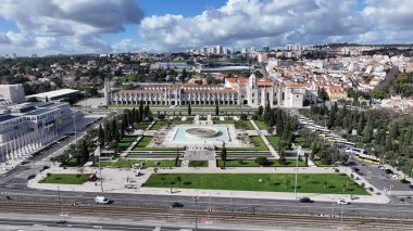 Lizbon 'daki Jeronimos Manastırı. Skyline 'a hükmeden kilise binasının havadan görünüşü. Şehir Bulutları Gökyüzü Arkaplanı Şehir. Şehir dışındaki ünlü. Lizbon Portekiz.