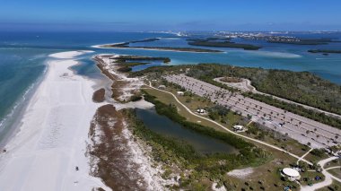 Clearwater Florida 'daki Fort De Soto Parkı. Büyüleyici Tropikal Sahne Sahnesi Yukarıdan Görünüyor. Ada Hayatı Manzarası Huzurlu Güzel. Huzurlu. Clearwater Florida.