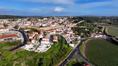 Leiria Portekiz 'in Obidos bölgesinde Obidos Skyline. Yukardan bakıldığında hareketli bir şehirde ortaçağ binası. Şehir merkezinde Gökyüzü Bulutları. Şehir merkezinin dışında. Ünlü..