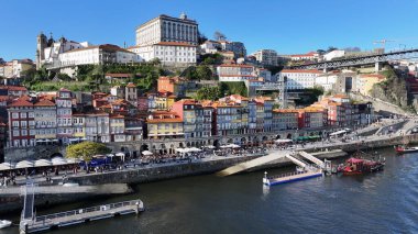 Porto Portekiz 'deki Ribeira Rıhtımı. Etrafı yemyeşil tropikal yağmur ormanlarıyla çevrili bir nehrin havadan görünüşü. Altyapı Skyline Panoramic City View Awesome. Altyapı Şehir Manzarası. Porto Portekiz.