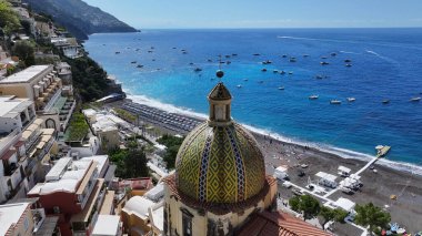 Positano Salerno İtalya 'daki Amalfi Sahili. Şehirdeki ünlü kilisenin nefes kesici manzarası. Issız Manzara Cenneti Vibrant. Terk edilmiş yaz zamanı. Positano Salerno.