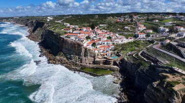 Azenhas, Lizbon 'un Sintra Bölgesi' ndeki Mar Plajı 'nda. Büyüleyici Tropikal Sahne Sahnesi Yukarıdan Görünüyor. Şehir Bulutları Gökyüzü Arkaplanı Şehir. Şehir dışındaki ünlü. Sintra Lizbon Bölgesi.