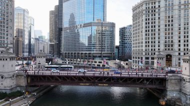 Chicago Illinois 'de Sunset Michigan Bulvarı. Çağdaş binalarla dolu şehir merkezinin havadan görünüşü. Metropol Peyzaj Gökdelenleri Yapımı Meşgul.