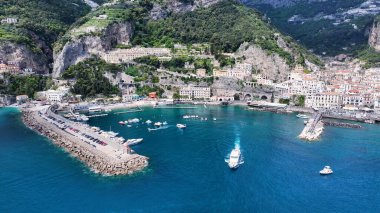 Amalfi Salerno İtalya 'daki Amalfi Sahili. Yaz tatilinde harika bir sahil manzarası olan kuş bakışı. Horizon Sahili Denizi kıyısında. Açık Sahil Panoramik. Amalfi Salerno.