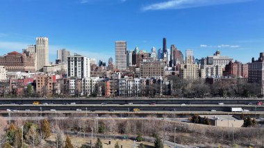 Brooklyn, New York 'ta Brooklyn Skyline. Şehir merkezinin modern binalarla dolup taşması. Metropolitan Manzara Gökdelenleri. Güzel. Metropolitan Şehir. Brooklyn New York.