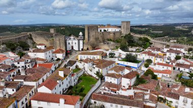 Obidos Leiria Portekiz 'de Obidos Skyline. Şehir merkezindeki Landmark Ortaçağ binasının havadan görünüşü. Metropolitan Manzara Gökdelenleri. Güzel. Metropolitan Şehir. Obidos Leiria.