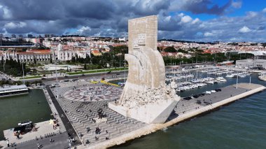 Lizbon 'daki Keşifler Anıtı. Doğal Manzaradaki Ünlü Heykelin Hava Manzarası. Metropolitan Peyzaj Ticari Binası Çarpıcı. Metropolitan Atılgan Kasabası. Lizbon Portekiz.