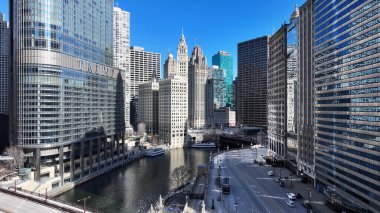Chicago Riverwalk, Chicago Illinois Birleşik Devletleri. Kuşlar, sokaklar ve binalarla çarpıcı şehir manzarasına bakıyor. Şehir merkezindeki İş Gökyüzü Arkaplanı. Şehir Merkezi Panoramik Şirketi.