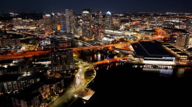 Tampa Florida 'da, Amerika Birleşik Devletleri' nde aydınlandı. Kuşlar, sokaklar ve binalarla çarpıcı şehir manzarasına bakıyor. Şehir merkezindeki Gökyüzü İnşaatı. Gece Açık Hava Panoramik. Tampa Florida.