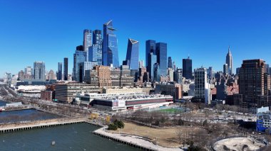 New York 'un merkezinde, Manhattan' da, New York 'ta. Şehir Skyline Modern ve Geleneksel Mimariyi Gösteriyor. Şehir merkezindeki iş dünyası. Şehir merkezinin dışında Panning Wide 'da. Manhattan New York.