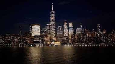 New York 'un merkezinde, Manhattan' da, New York 'ta. Yukarıdan canlı bir şehrin telaş ve koşuşturmasını yakalamak. Şehir merkezindeki Gece Yükseltilmiş Yol. Gece Panoramik Şehir.