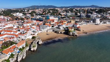 Lizbon 'un Cascais bölgesindeki Cascais Skyline. Gökdelenleri Şehir Merkezi Şehir Yaşamını Yansıtıyor. Shore Clouds Plaj Denizi. Shore Panning Wide 'da. Lizbon 'un Cascais Bölgesi.