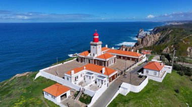 Lizbon 'un Sintra bölgesindeki Roca Burnu. Sahil şehrindeki hareketli bir deniz fenerinin havadan görünüşü. Shore Clouds Plaj Denizi. Shore Beach Sahili Sahil Hattı. Lizbon Sintra Bölgesi.
