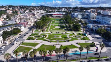 Portekiz 'in Cascais Lizbon bölgesindeki Estoril Kumarhanesi. Şehrin çarpıcı ikonik eğlence parkının kuş bakışı görüntüsü. İş Bulutları Gökyüzü Şehir Merkezi. Arkaplan Ünlü.