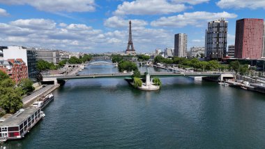 Fransa 'nın Paris Adası' ndaki Eyfel Kulesi. Fransa 'nın başkentindeki ünlü turizm simgelerinin hava manzarası. Şehir Bulutları Gökyüzü Arkaplanı Şehir. Şehir dışındaki ünlü. Fransa 'nın Paris Adası.