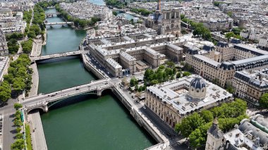 Fransa 'nın Paris Adası' ndaki Paris Skyline. Şehirdeki ünlü kilisenin nefes kesici manzarası. Endüstriyel Peyzaj Ticari Binası Güzel. Endüstriyel kasaba. Fransa 'nın Paris Adası.