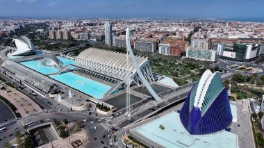 Valencia İspanya 'da Valencia Skyline. Modern Cam Gökdelen, Hareketli Şehrin Üzerinde Yükseliyor. Şehir merkezindeki iş dünyası. Şehir merkezinin dışında Panning Wide 'da. Valencia İspanya.