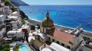 Positano Salerno İtalya 'daki Amalfi Sahili. Kristal berrak sularla sersemletici sahilin havadan görünüşü. Horizon Sahili Denizi kıyısında. Deniz kenarı seyahati. Positano Salerno.