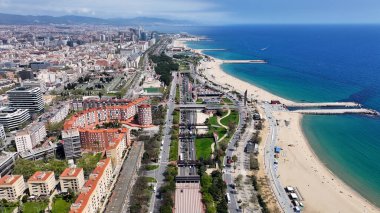 Barcelona Katalonya 'daki Barceloneta Sahili İspanya. Turkuaz Okyanus Dalgaları Tropik Sahile Yavaşça Çarpıyor. İş Bulutları Gökyüzü Şehir Merkezi. Panoramik Şehir. Barselona Katalonya.