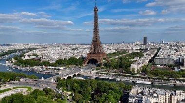 Fransa 'nın Paris Adası' ndaki Eyfel Kulesi. Fransa 'nın Paris başkenti Avrupa' nın havadan görünüşü. Endüstriyel Peyzaj Ticari Binası Güzel. Endüstriyel kasaba. Fransa 'nın Paris Adası.