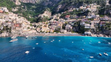 Positano Salerno İtalya 'daki Amalfi Sahili. Kristal berrak sularla sersemletici sahilin havadan görünüşü. Ada Hayatı Manzarası Huzurlu Güzel. Huzurlu. Positano Salerno.